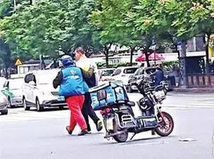 搜狐公众平台 - 杭州外卖小哥看见车上插着钥匙