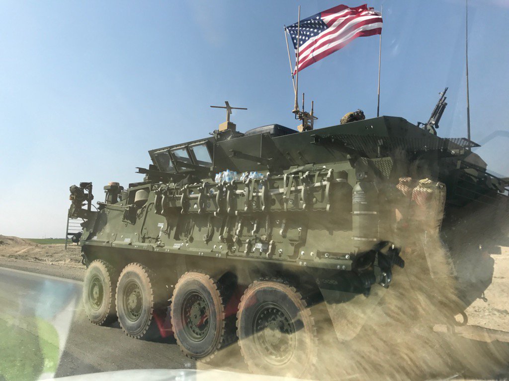 美军斯特瑞克装甲车等装备在叙利亚北部曼比季