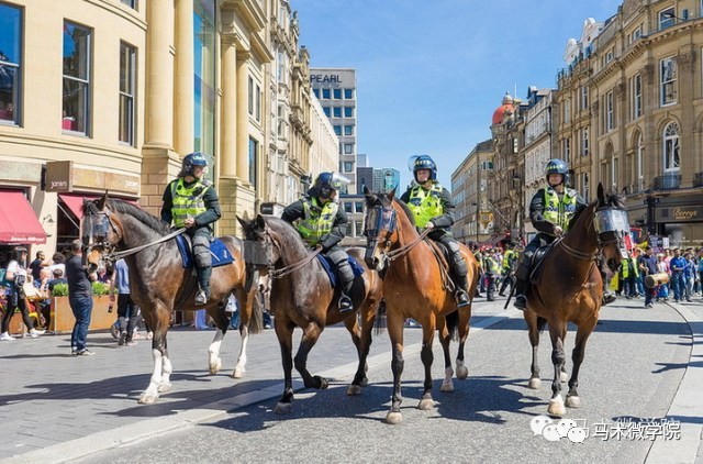 体育 正文 英国女骑警 美国骑警