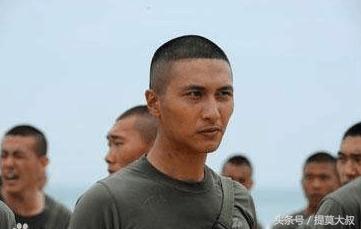 从发型到腿长,让我们仔细分析中国军人究竟哪