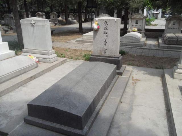 直击10大文化名人墓地:林徽因墓,老舍墓特别