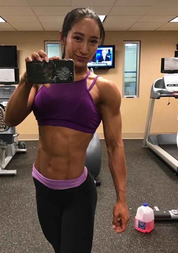 她拿下首个女子健美世界冠军中国女性正拥有的肌肉组图