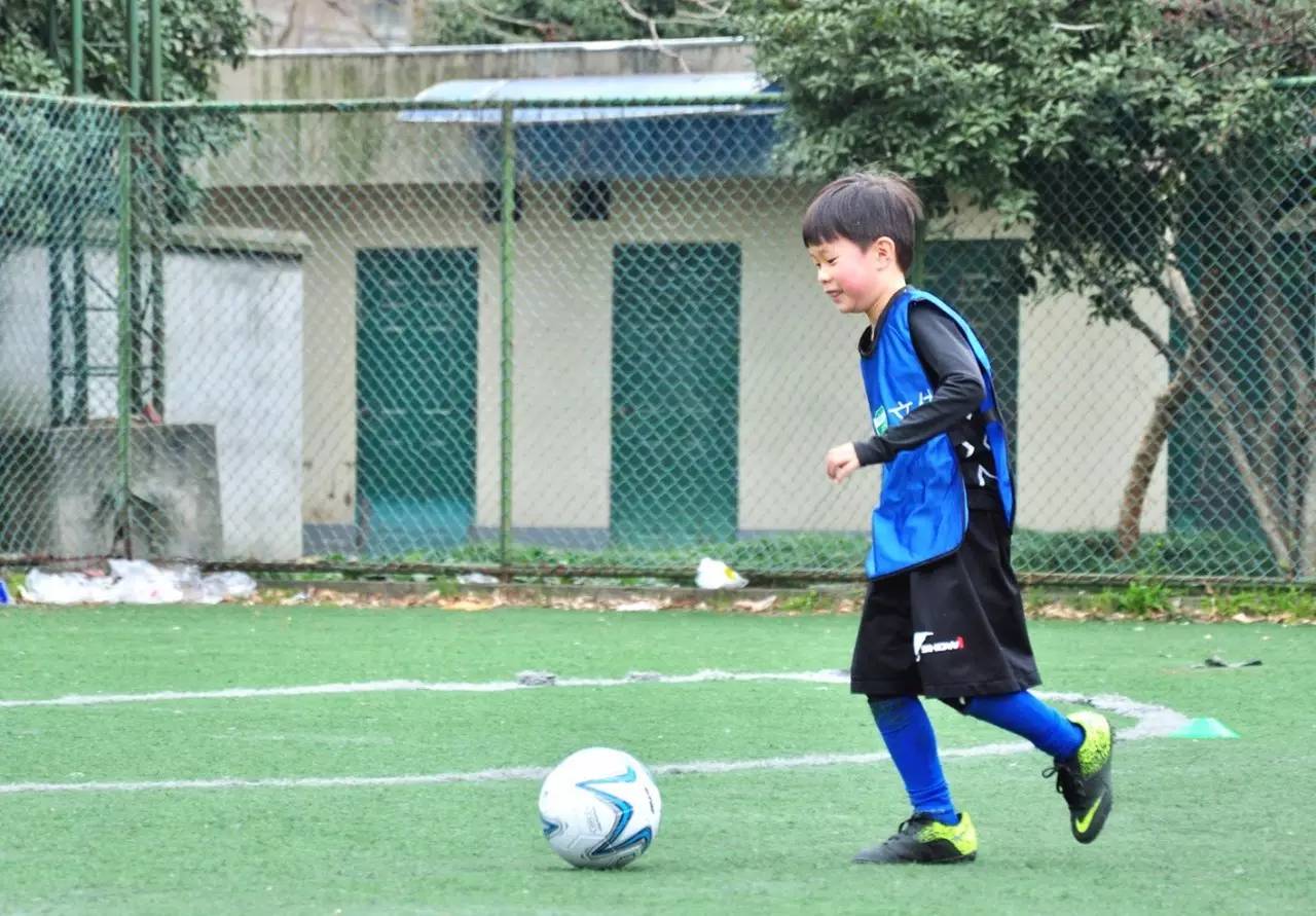 图】对孩子来说,足球带来的首先是快乐 | 时代小