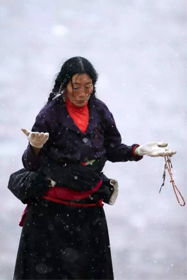 寺庙周边的藏民 全民皆信教,周边藏民即使不出家,转经和拜佛也是