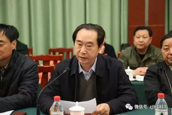 枝江酒业总裁曹荣开致辞枝江酒业党委书记张华主持会议刘富道 原湖北