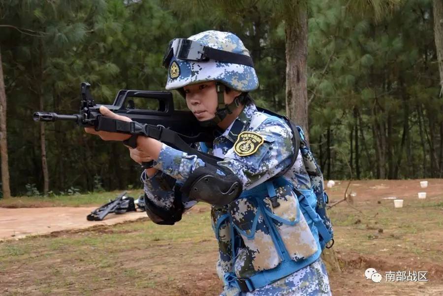 高梓洁倾听她们的故事训练结束,陆战女兵正在休息陆战女兵正在进行索