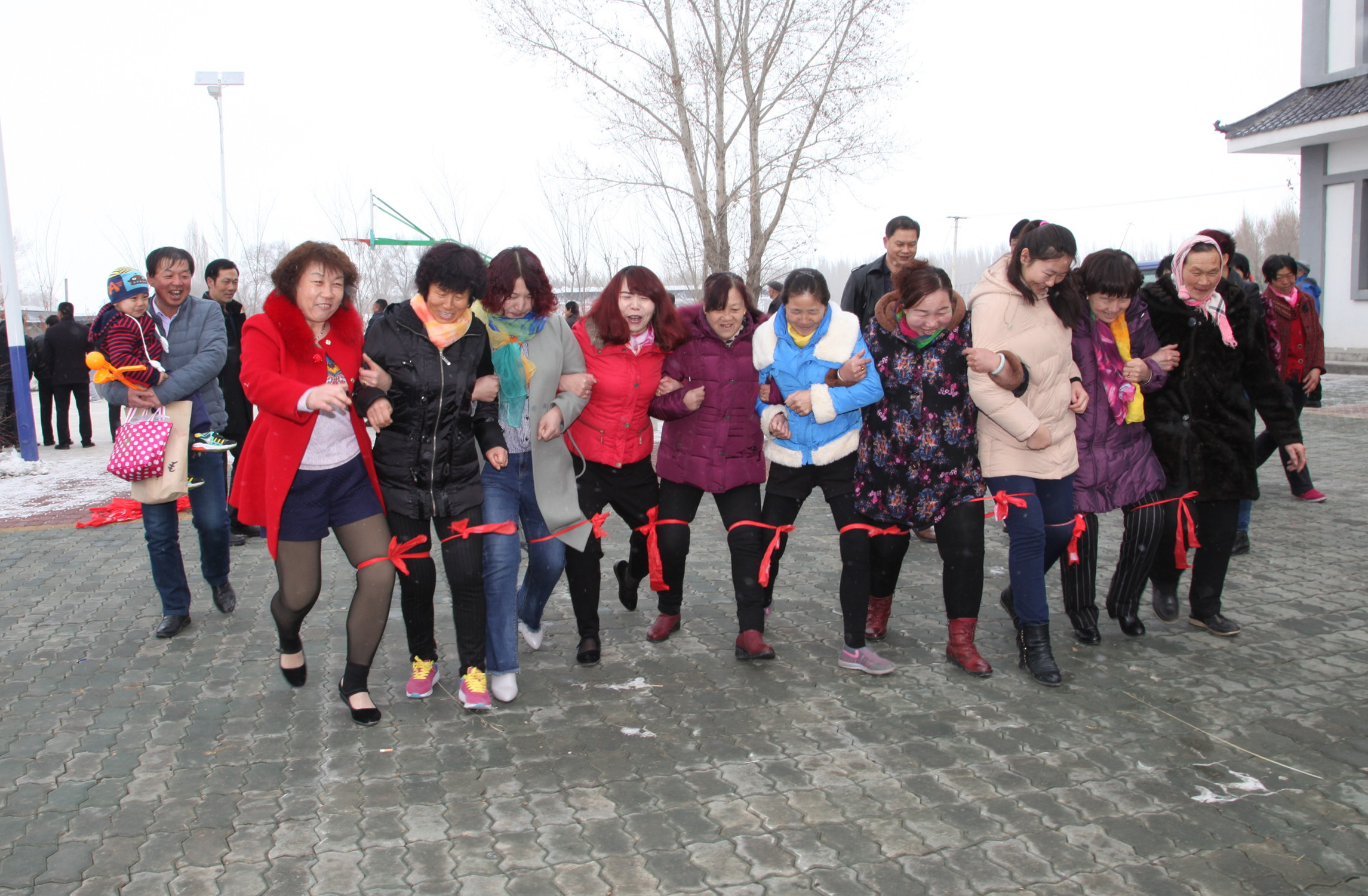 新疆吉木萨尔县北庭镇举办民族团结一家亲"三八妇女节"活动(组图)-搜狐