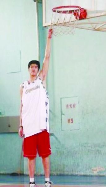 他被誉为小姚明，女友身高近两米，却因篮球而死-搜狐体育