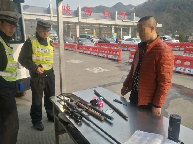 随车携带关公刀枪支钢珠射钉弹 湖北男子刚进入陕西就被查获(组图)