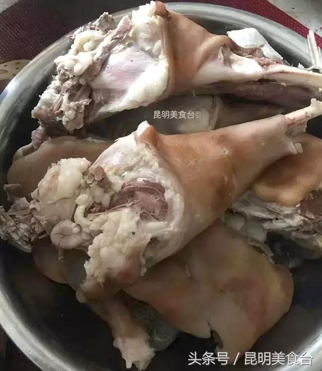 煮熟后,把大块大块的羊肉提到盆里凉却,上面冒着大股热气,闻着会情