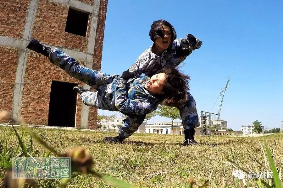 陆战女兵进行徒手格斗训练 (梁景锋 摄)