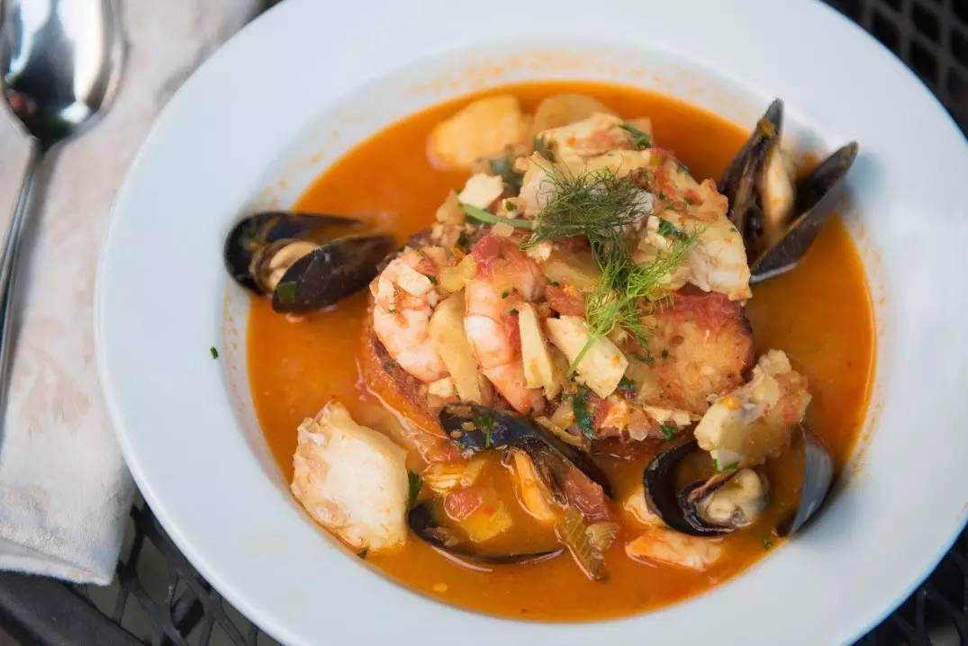 马赛鱼汤(bouillabaisse)是代表了法国料理的名汤,但其实它出身一点