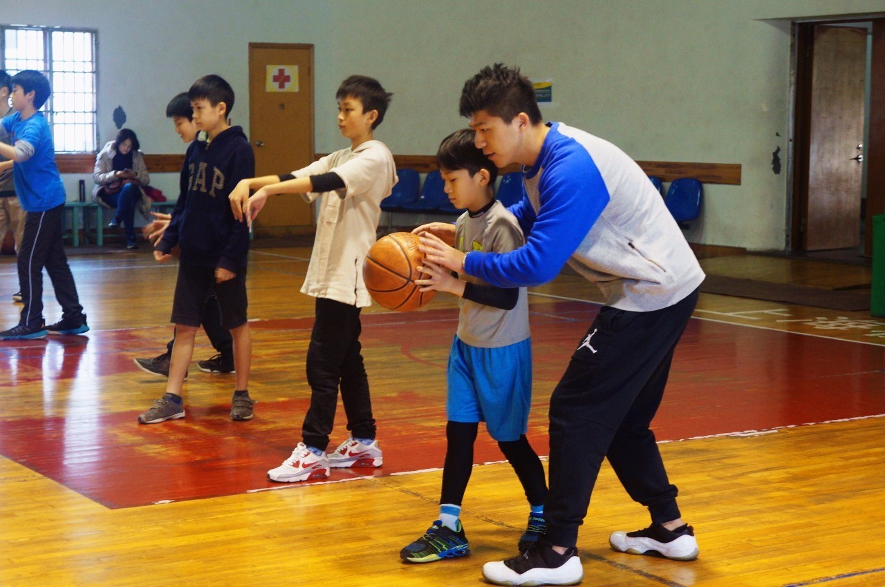 锐衡体育青少年篮球公益训练营第二课
