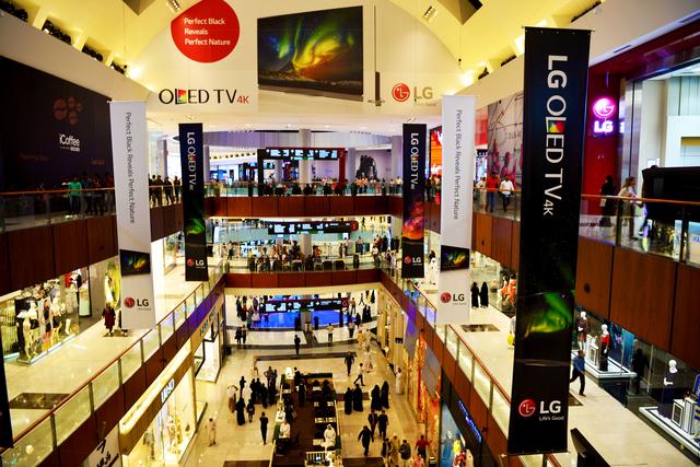 摄影/黄华   尽管顾客中有大量的中东人,但dubai mall国际性购物中心
