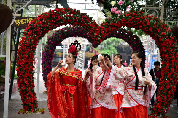 女白领穿古装到佛山景区喝花酒称羡慕古代女子生活