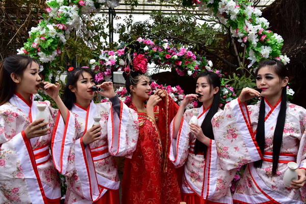 女白领穿古装到佛山景区喝花酒称羡慕古代女子生活