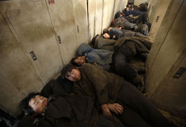 一组照片直击疲惫的中国农民工,说不出的心酸