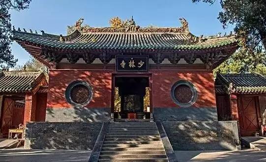 嵩山少林寺建立于北魏太和十九年(公元495年),地处中原腹地,与古都