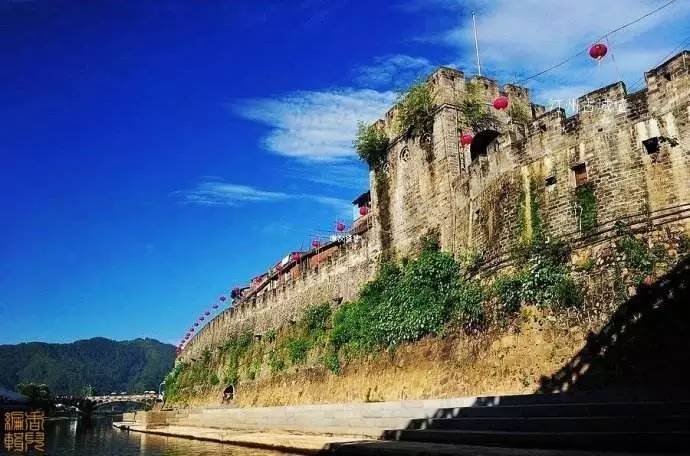 广元已有2300多年历史,境内名胜古迹众多,包括武则天祠庙皇泽寺