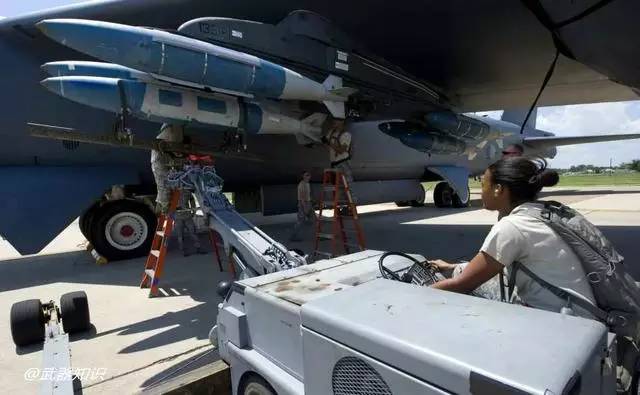 路易斯安那州巴克斯代尔空军基地内,一队地勤人员正在为b-52h战略轰炸