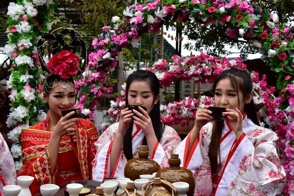 女白领穿古装到佛山景区喝花酒称羡慕古代女子生活