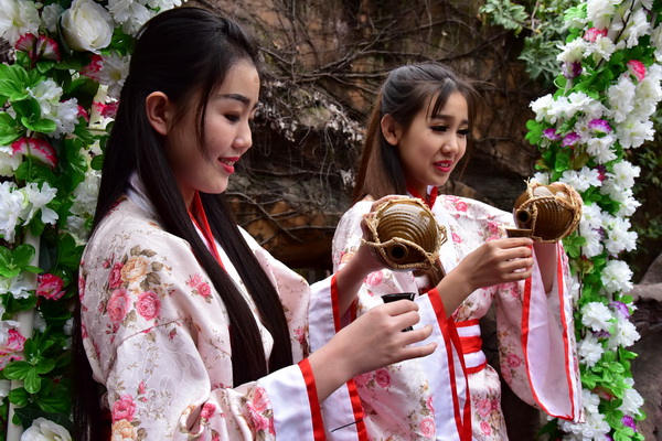 女白领穿古装到佛山景区喝花酒称羡慕古代女子生活