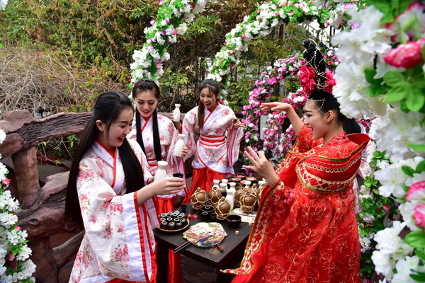 女白领穿古装到佛山景区喝花酒称羡慕古代女子生活