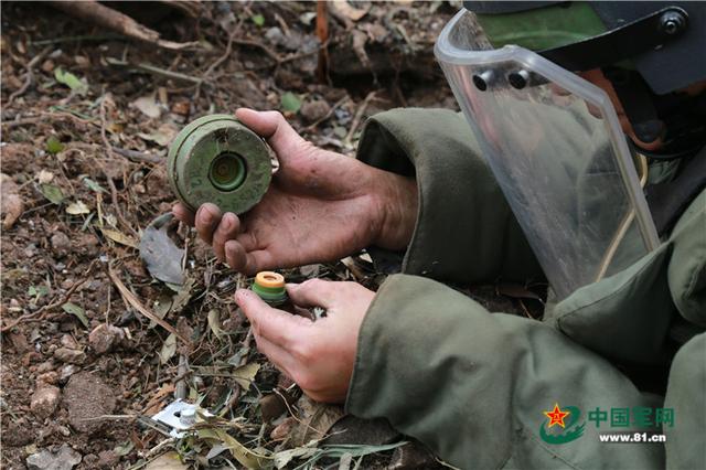 扫雷官兵排除的一枚七二式防步兵地雷,可以看到拧下的起爆药座像新的