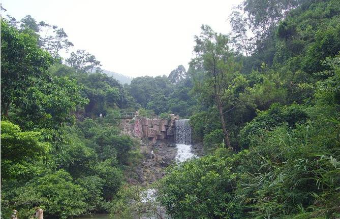 宝山石瓮出芙蓉传说莞城道家山上的凤凰台,台基是用三层红石砌成