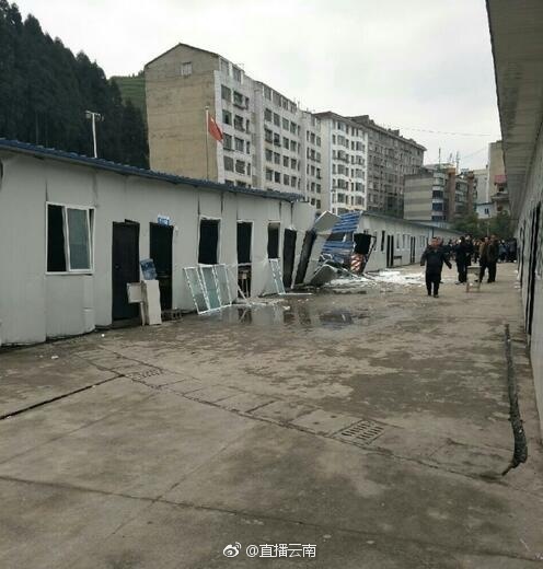 云南威信县二中施工吊车倒塌压中学生临时教室