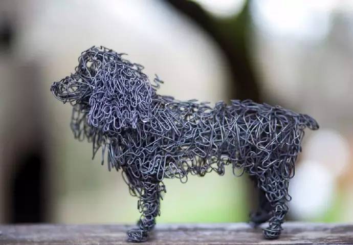 艺术家用铁丝来勾画各种各样的小动物