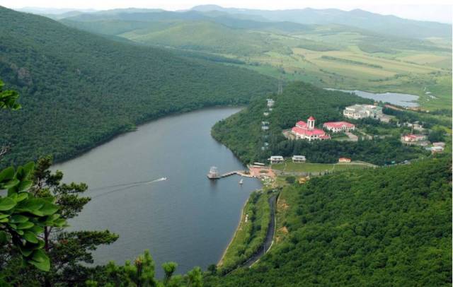 珍宝岛是全国爱国主义教育基地,位于黑龙江省虎林市东北部的乌苏里江