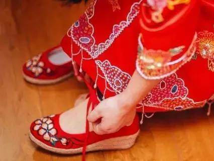 中式婚礼的婚鞋怎么选?不要穿的像奶奶鞋了!