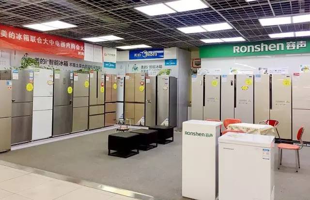 美的和容声冰箱在北京家电卖场展销