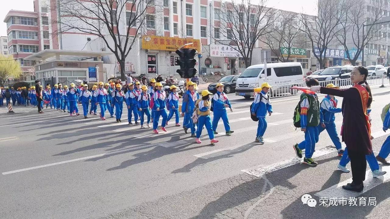 市实验中学同学们早晨上学时走起了文明路队