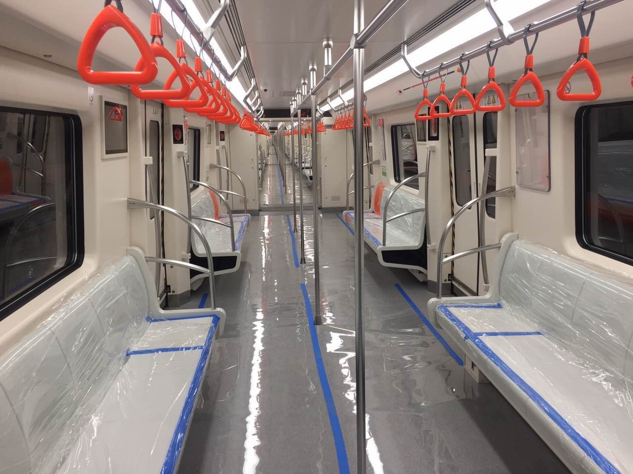 车厢内部的整体布局与地铁6号线类似,让习惯乘坐天津地铁的乘客感觉