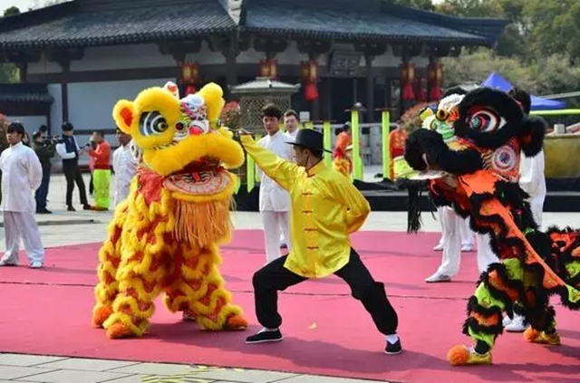 醒狮会将以汉代"书简舞"执羽舞"开场,醒狮鼻祖"黄飞鸿"后裔点睛