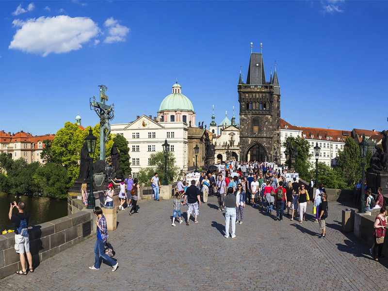 包含众多景点;旧皇宫,旧时的皇宫,现在仍是捷克举行重大活动的场所