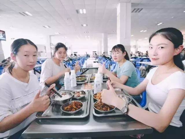 除了食堂之外,学校周边美食繁多,选择多样.