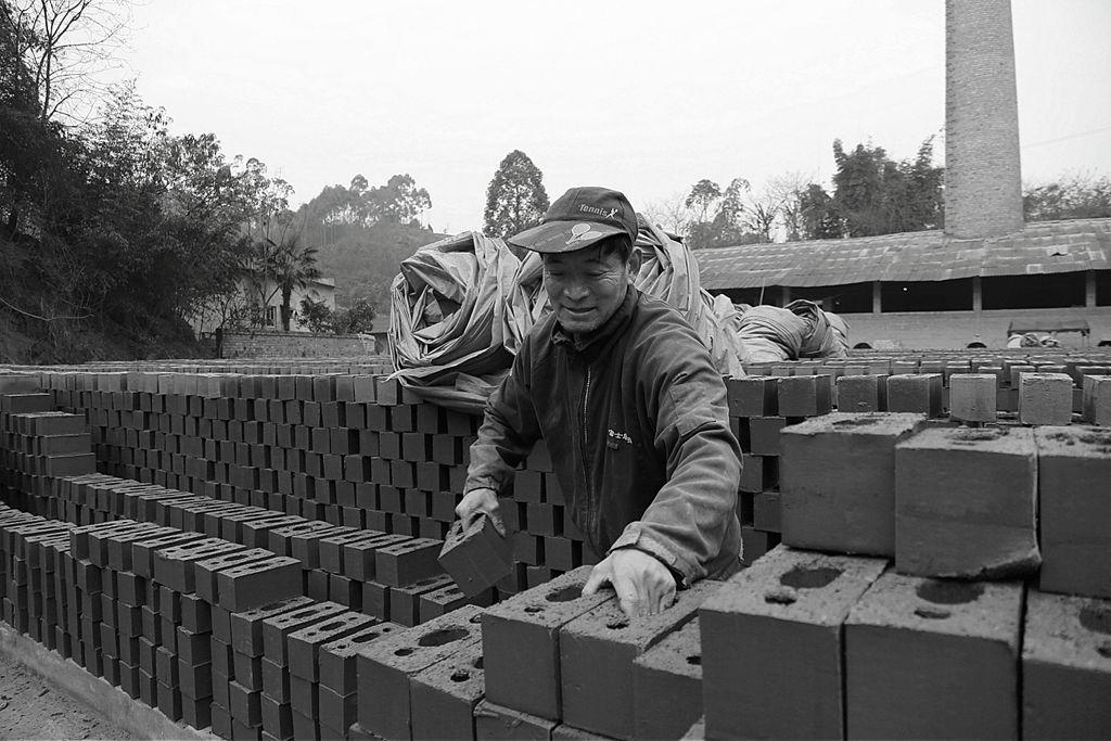 60岁农村砖厂工人一天: 辛苦一年望没拖子女后腿
