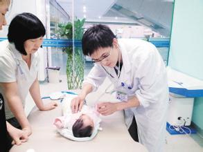 新生儿眼睛出血,助产士操作不当还是婴儿有隐