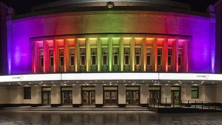 而已剧院大门也是让人感动的妹式彩虹!