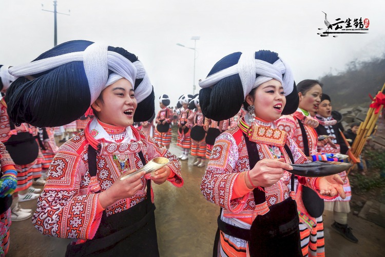 常年隐居在贵州六盘水2000米的大山深处,这便是长角苗族