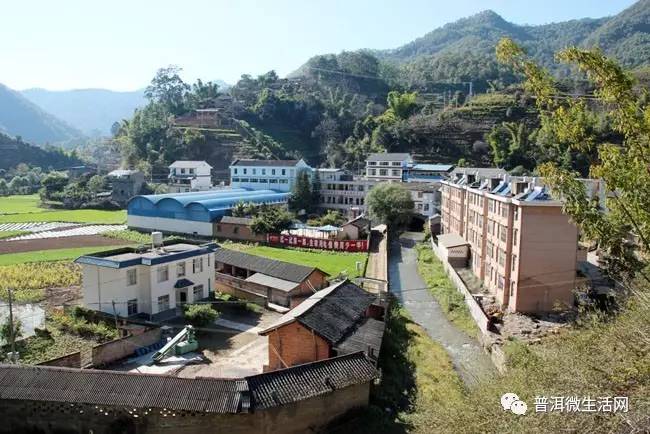 地处无量山西坡,澜沧江东岸,北与大理洲南涧县毗邻,西以澜沧江为界同