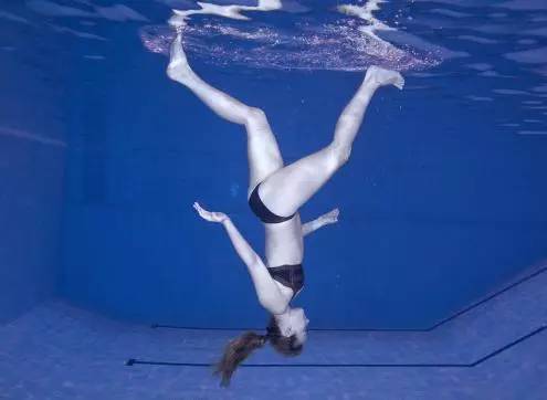 少林绝技水上漂不及美女游泳教练水下行走姿