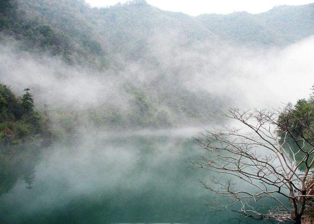 氤氲,具体意思为烟气,烟云弥漫的样子;气或光混合动荡的样子.