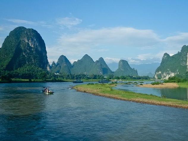 桂林漓江的边看边欣赏的旅行游说路途风景