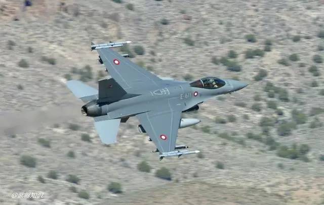 波兰空军f-16d战机空中飞行训练比利时空军f-16am完成加油准备脱离