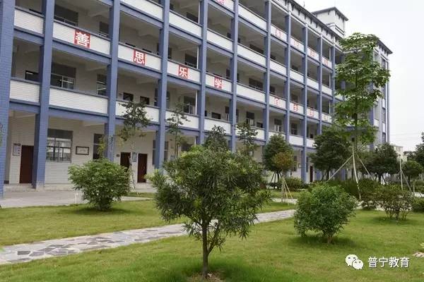 鸣岗中学校园一角洪东中学足球场朝气蓬勃的雨堂小学足球队小球员洪山