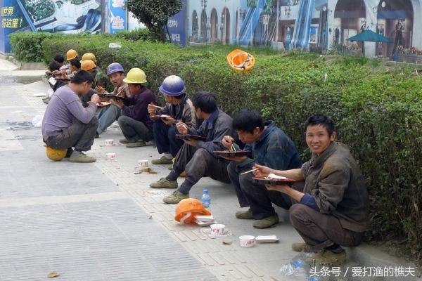 农村人口进城打工_留守老人用扁担挑起空心村